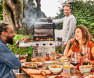Vier Leute habenspaß bei einem Grillfest mit einem Grill im Hintergrund  von Char-Broil