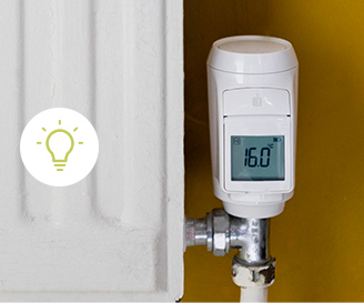 Smarter Heizkörperthermostat mit Anzeige von 16 °C vor gelber Wand; rechts daneben Text: „ENERGIESPARTIPPS BEIM HEIZEN – Hier findest Du die besten Energiespartipps, um Energieverbrauch und Heizkosten zu reduzieren“ und ein grüner Button mit der Aufschrift „JETZT ENTDECKEN“