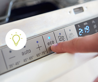 Finger tippt auf die „eco“-Taste einer Spülmaschine; daneben Text: „ENERGIESPARTIPPS ZUM WASSER SPAREN – Hier findest Du die besten Energiespartipps zum Wasser sparen in der Küche“ mit grünem Button „JETZT ENTDECKEN“