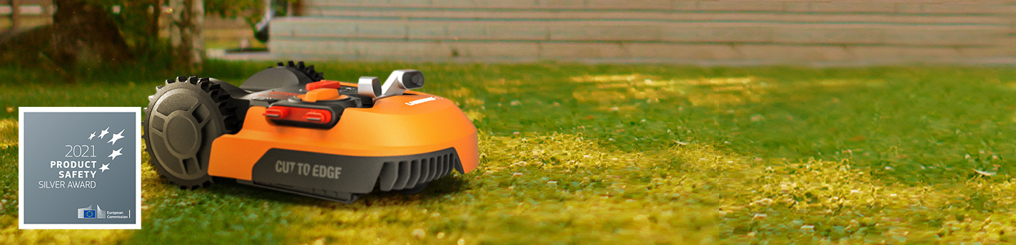 Ein Rasenmähroboter in einem Garten der gerade fährt