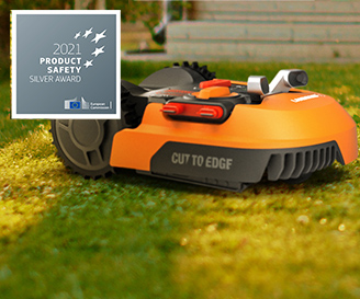 Ein Rasenmähroboter auf einer Rasenfläche