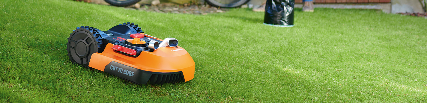 Ein Worx Mährroboter auf einer Grünen Wiese
