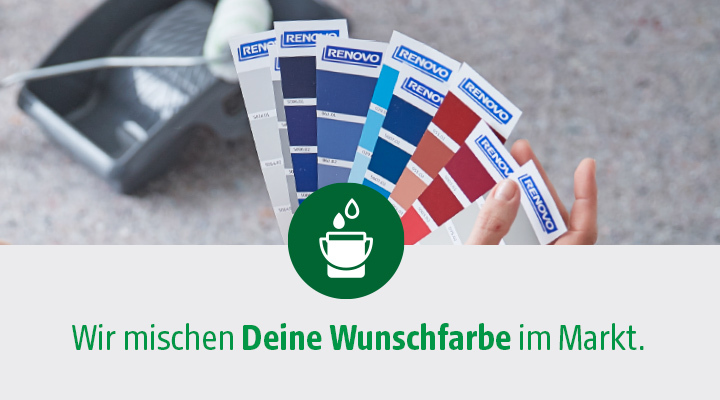 Hand mit aufgefächerten Farbtonkarten mit Textbereich für Farbmischervice im Markt