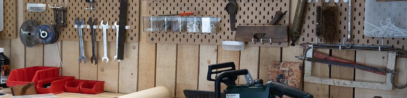 Werkbank aus Holz mit Werkzeugen an der Wand aufgehängt