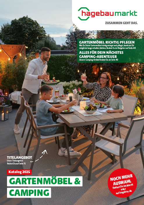 Eine Familie isst an einem Gartentisch zum Abend