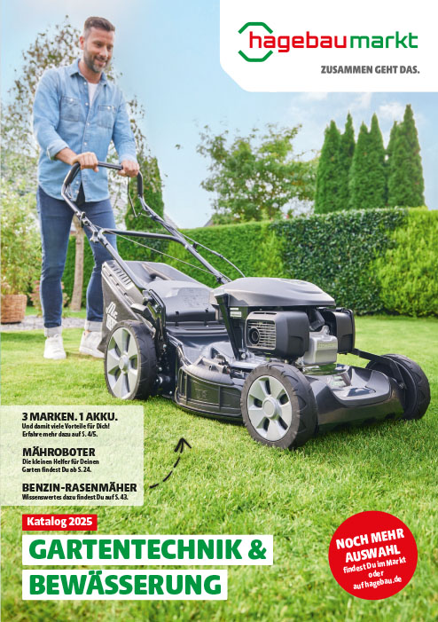 Ein Mann mäht im Garten den Rasen