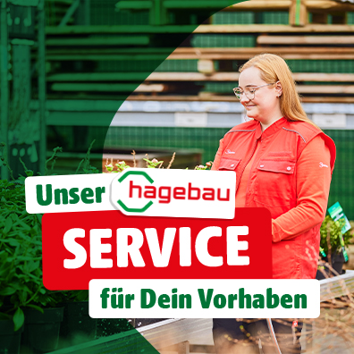 Lächelnde hagebau-Mitarbeiterin, die Pflanzen gießt