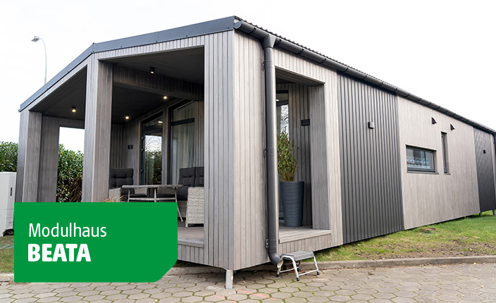 Ein tinyhouse von außen aus hellem Holz