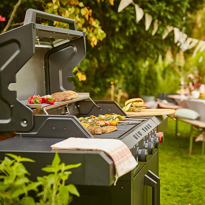 Ein Grill von Mr.Gardener mit essen draufan einem Sommertag