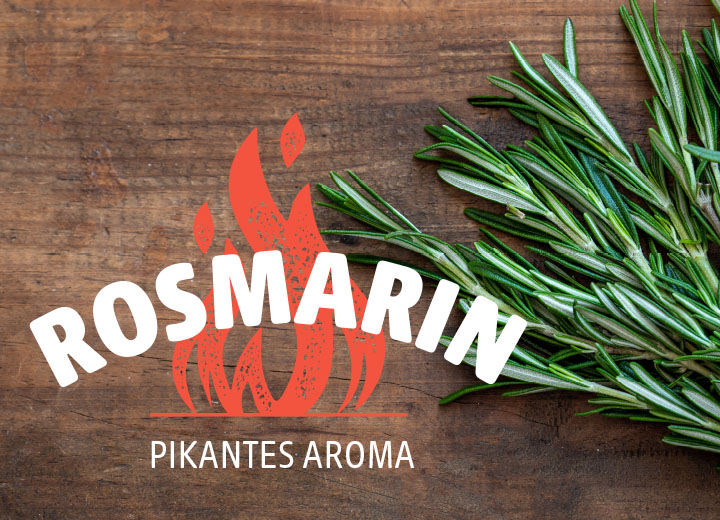 Ein frischer Rosmarinzweig liegt auf einer dunklen Holzoberfläche. Links im Bild befindet sich ein rotes Flammensymbol. Darüber steht in weißer Schrift: Rosmarin. Darunter in kleinerer weißer Schrift: Pikantes Aroma