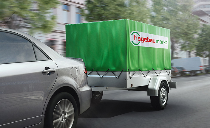 Ein grüner Transporter mit hagebau-Aufdruck fährt durch die Stadt