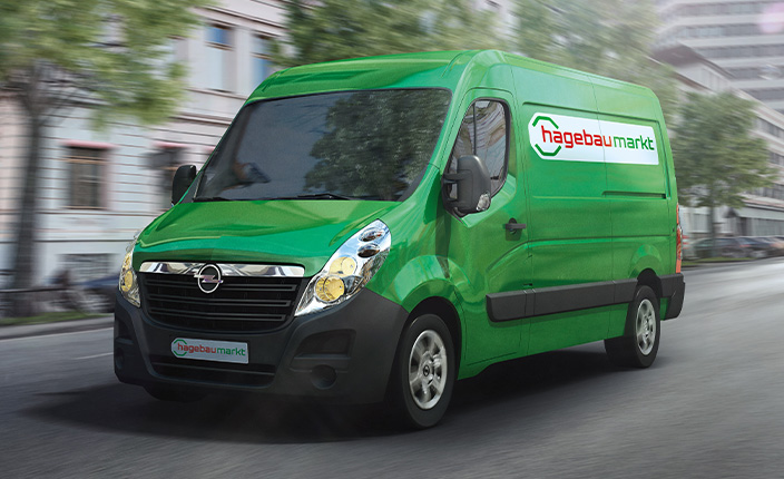 Ein grüner Transporter mit hagebau-Aufdruck fährt durch die Stadt