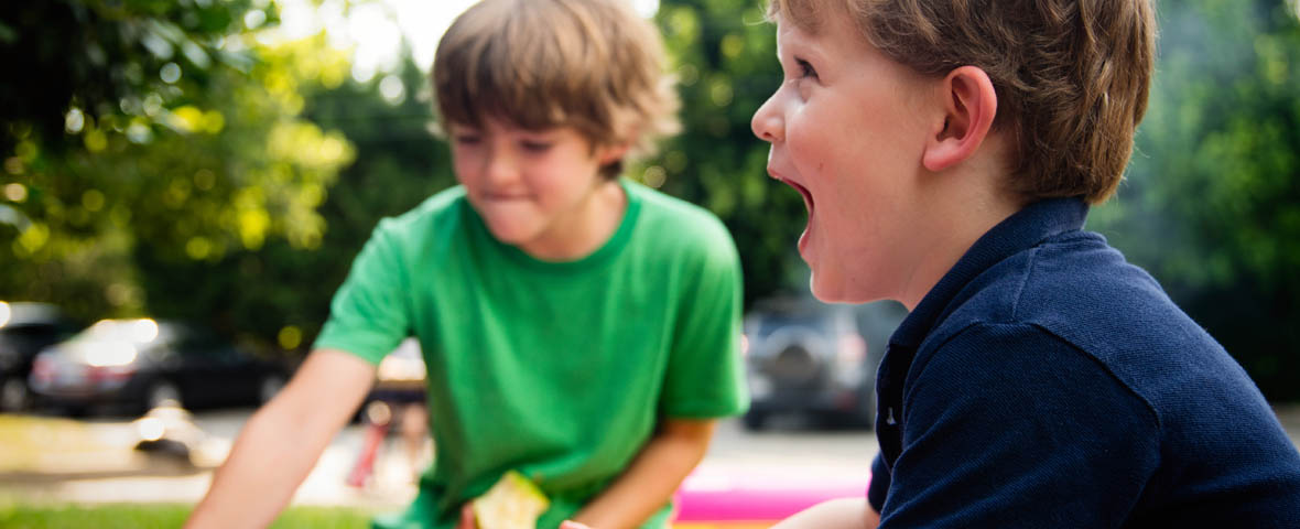 Spielende Kinder draußen