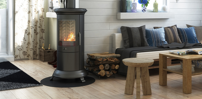 Gemütliches Wohnzimmer mit brennendem Kamin, Holzvorrat daneben und moderner Sitzecke aus Naturmaterialien