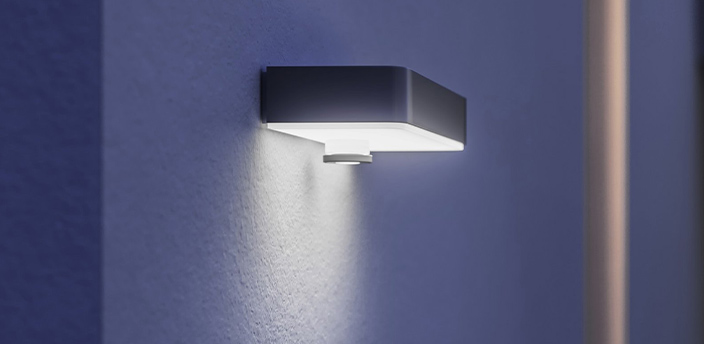 Moderne Solarlampe als Wandleuchte mit Bewegungssensor.