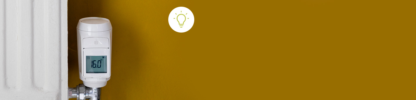 Smarter Heizkörperthermostat mit Anzeige von 16 °C vor gelber Wand; rechts daneben Text: „ENERGIESPARTIPPS BEIM HEIZEN – Hier findest Du die besten Energiespartipps, um Energieverbrauch und Heizkosten zu reduzieren“ und ein grüner Button mit der Aufschrift „JETZT ENTDECKEN“
