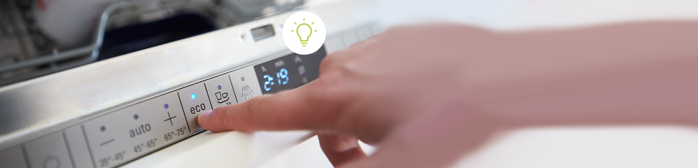 Finger tippt auf die „eco“-Taste einer Spülmaschine; daneben Text: „ENERGIESPARTIPPS ZUM WASSER SPAREN – Hier findest Du die besten Energiespartipps zum Wasser sparen in der Küche“ mit grünem Button „JETZT ENTDECKEN“