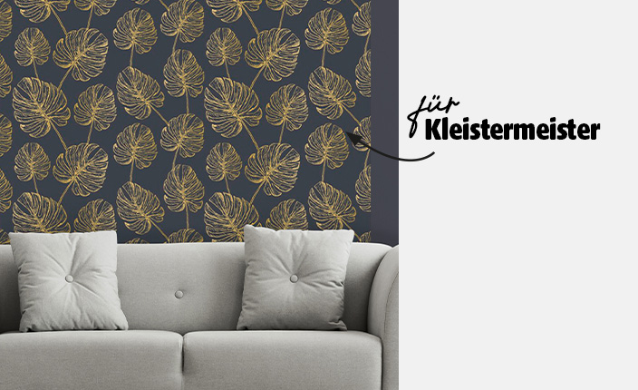 Dunkle Tapete mit goldenen Blättermotiven hinter einem hellgrauen Sofa; ; rechts auf dem Bild steht der Text „für Kleistermeister“