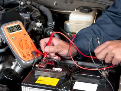 Autobatterie prüfen und Spannung messen
