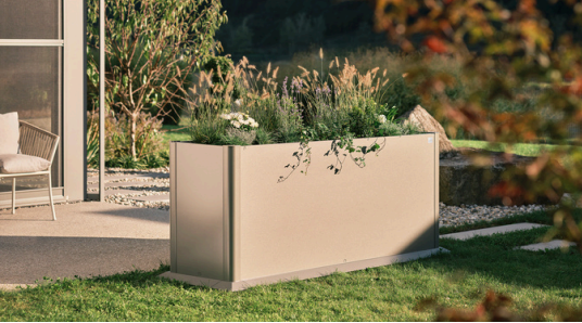 Ein Hochbeet in einem Garten von Biohort