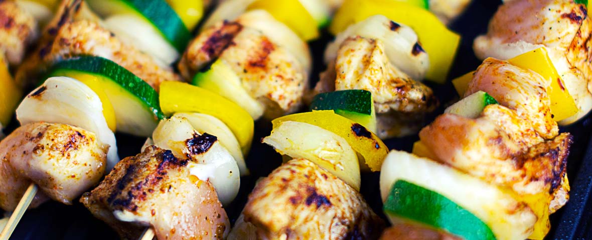 Grillspieße auf dem Grill mit Zuchini, Mozarella und Hühnchen