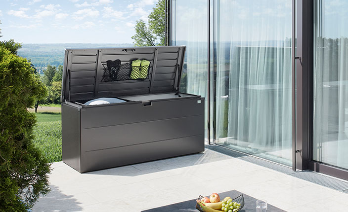Eine offene Gartenbox auf einer Terasse