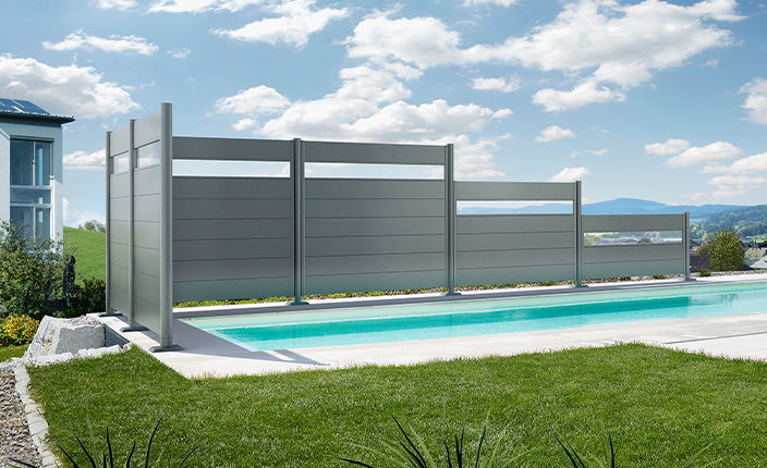 Ein Biohort Sichtschutzzaun der an einem Pool steht