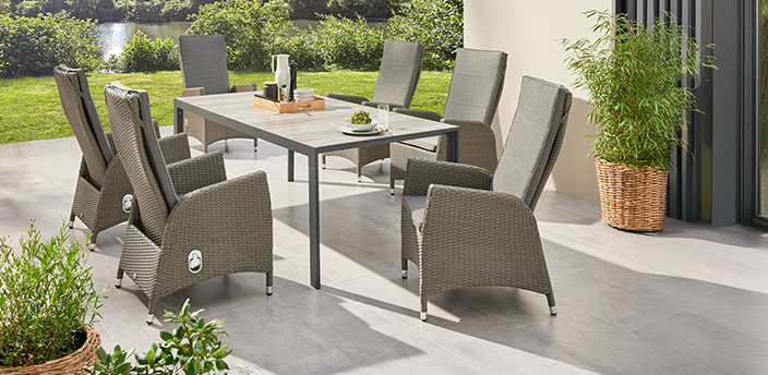 Ein Gartenmöbelset aus Tisch und Stühlen auf einer Terrasse