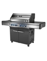 Ein großer Gasgrill mit mehreren Brennern, zwei Seitenablagen und Unterschrank. Der Grill besteht aus Edelstahl und schwarz lackierten Flächen, vorn sind Regler mit blauen Akzenten sichtbar
