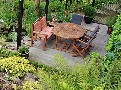 Terrasse aus Holz mit Gartenmöbeln