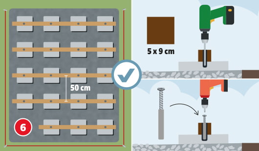 Eine schematische Darstellung zeigt das Errichten der Unterkonstruktion für eine Holzterrasse. Links ist eine Draufsicht mit Holzträgern im 50 cm Abstand über den Gehwegplatten zu sehen. Rechts werden 5 × 9 cm starke Hölzer mit einem Akkuschrauber auf den Platten fixiert. Eine zweite Darstellung zeigt die Verschraubung mit Dübel und Schraube im Detail. Unten links ist ein roter Kreis mit einer weißen 6