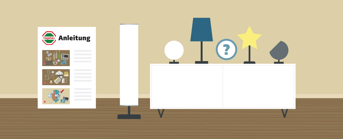 Eine schematische Darstellung zeigt verschiedene Tischlampen mit unterschiedlichen Lampenschirmformen auf einem weißen Sideboard. Ein Fragezeichensymbol weist auf die Auswahl des passenden Designs hin. Links im Bild steht eine große Stehleuchte, daneben eine gedruckte Anleitung mit drei bebilderten Bastelschritten. Der Hintergrund zeigt eine schlichte Wand mit Holzfußboden