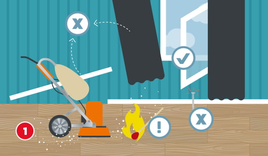 Illustration zum ersten Schritt beim Schleifen eines Dielenbodens. Eine Bodenschleifmaschine erzeugt Funken und Staub. Symbole markieren Gefahren: brennbare Gardinen und Funkenflug durch Nägel. Geöffnete Fenster mit Häkchensymbol zeigen korrektes Lüften.