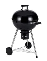 Ein klassischer Holzkohle-Kugelgrill mit schwarzem Deckel, zwei Rädern und verchromtem Grillrost. Der Grill steht auf drei Beinen und hat einen Aschebehälter unterhalb der Kugel