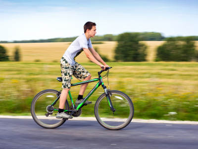 Jugendlicher auf dem Fahrrad
