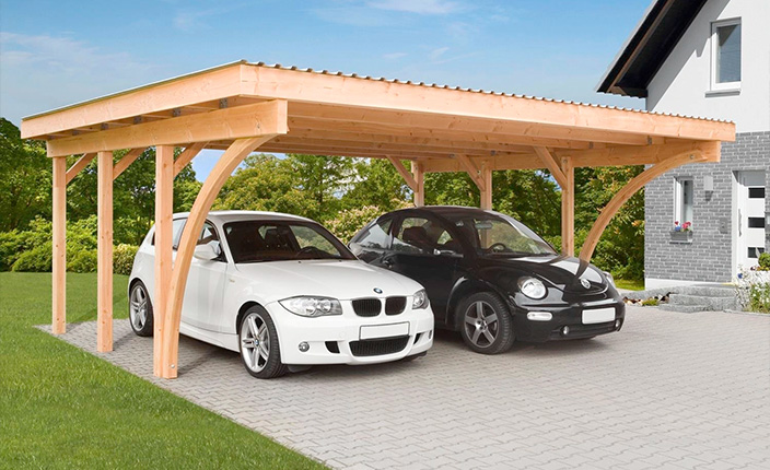 Zwei Autos stehen unter einem Doppelcarport neben Haus