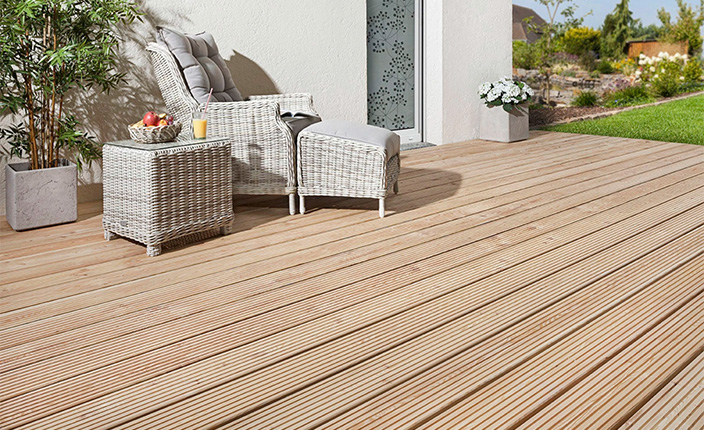 Gartensessel mit Beistelltisch auf Terrasse