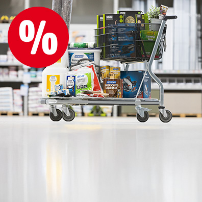Ein Einkaufswagen mit diversen Baumarktartikeln in einem Baumarkt