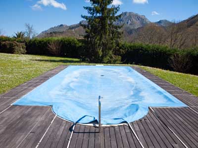 Pool in den Bergen