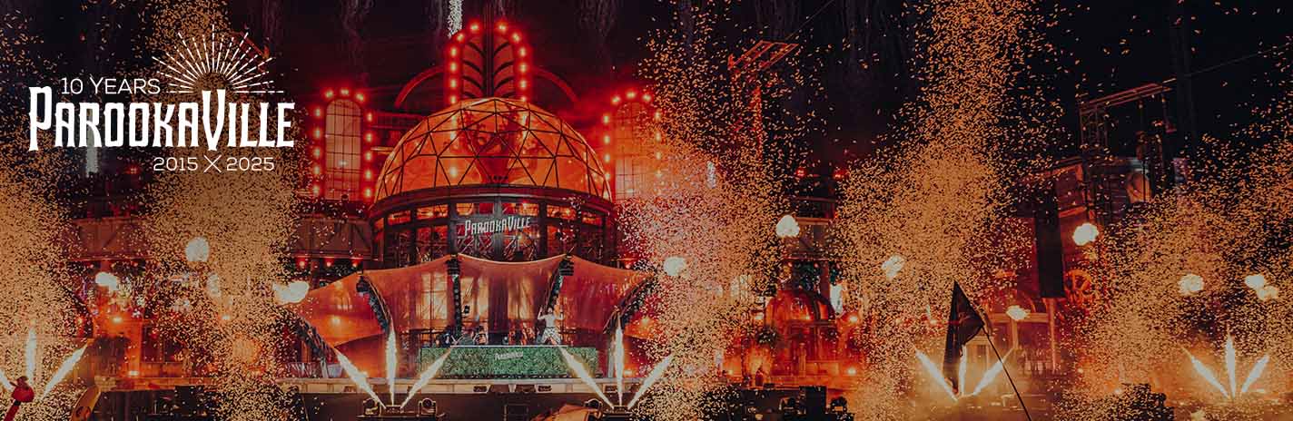 Eine Bühne vom PAROOKAVILLE-Festival mit vielen roten Lichtern und Feuerwerk.