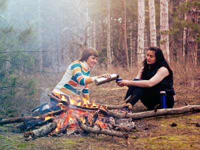 Camping Grundausstattung Camper vor Zelt