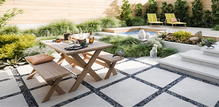 Eine moderne Terrasse mit Gartenmöbeln, Pflanzen und zwei Liegestühlen