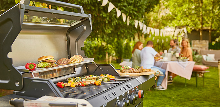 Eine Familie im Garten am Grillen