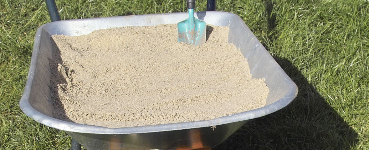 Schubkarre mit Sand