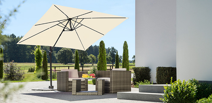 Eine Terrasse mit Sonnenschirm und Gartenmöbeln