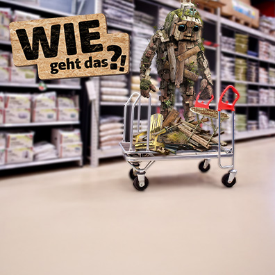 Ein Monsterchen aus Terrassendielen auf einem Einkaufswagen im Baumarkt