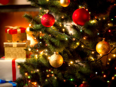 Lichterkette auf Weihnachtsbaum