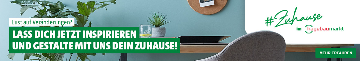 Ein schmaler Schreibtisch, darauf ein fast zugeklappter Computer, links eine Zimmerpflanze; Links steht in grüner Schrift „Lust auf Veränderung?“, darunter in weißer Schrift in Großbuchstaben „Lass dich jetzt inspirieren und gestalte mit uns dein Zuhause!“; rechts steht in grüner Schrift  „#Zuhause“, darunter „im hagebaumarkt“